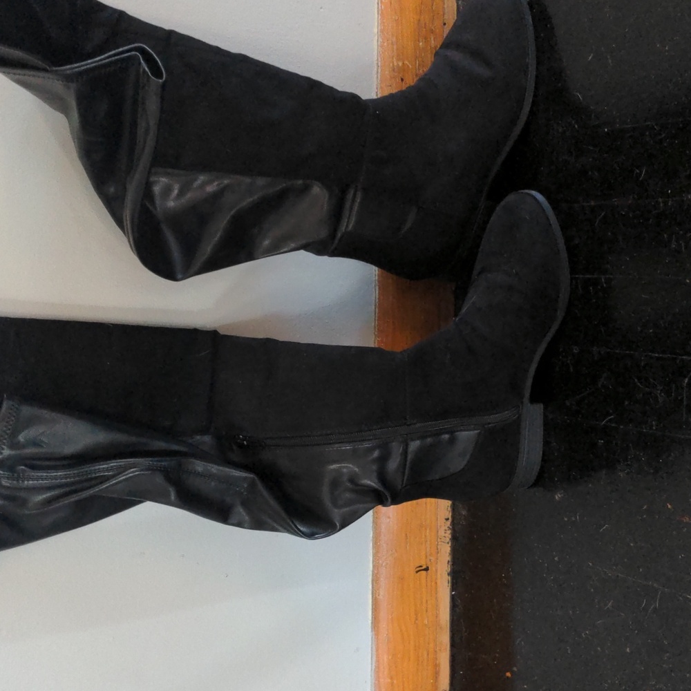 Knee high black pleather and suede time and tru boots. 7.5W